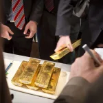 El precio del oro registra un nuevo récord cerca de los 2.357 dólares
