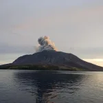 El volcán indonesio Ruang continúa en máxima alerta aunque sin nuevas erupciones mayores