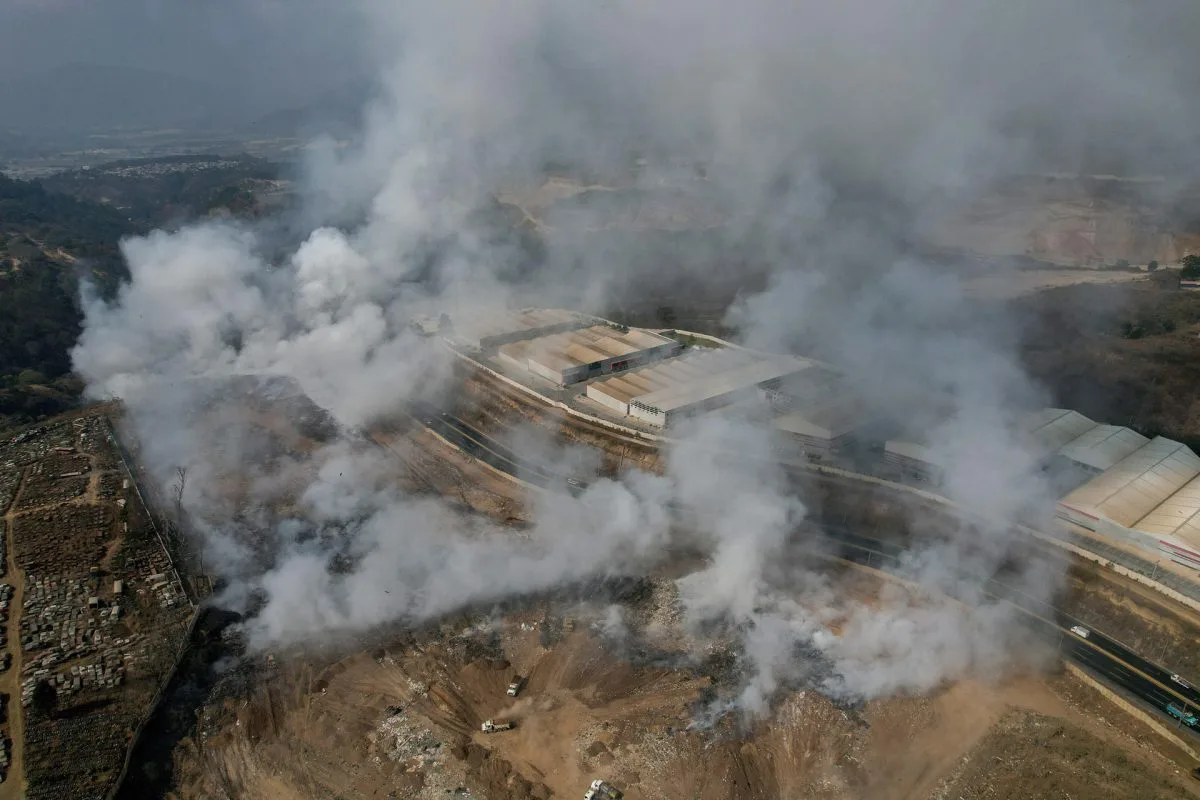 incendio en un gran basurero provoca fuerte contaminación del aire en la capital de Guatemala