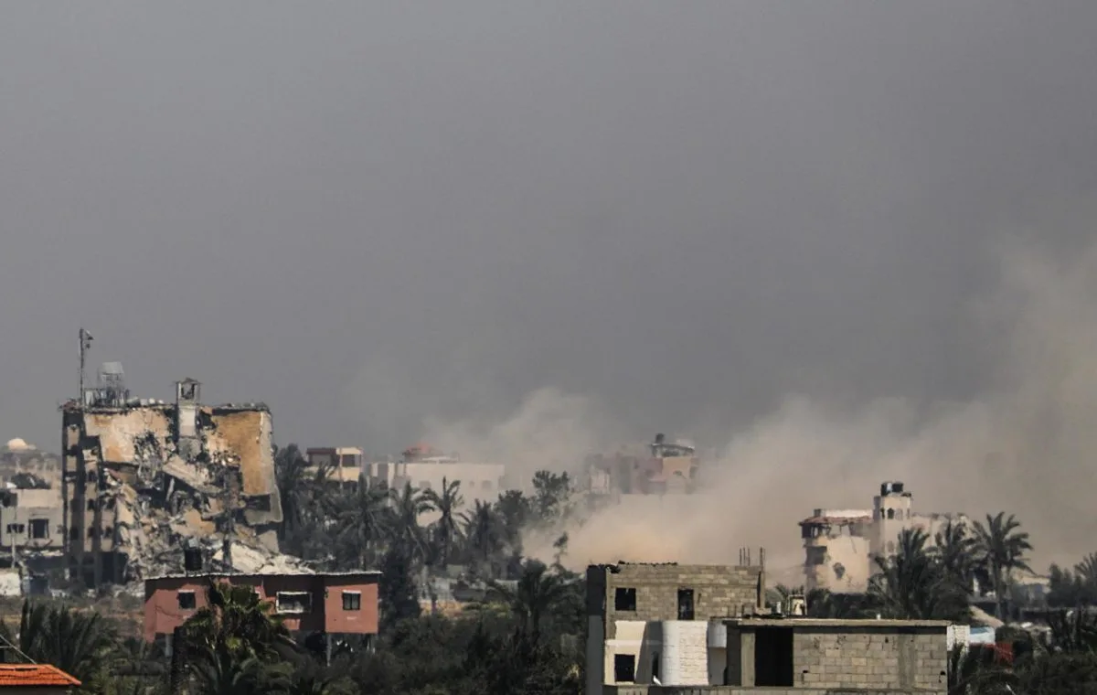 Israel bombardea el norte y el sur de Gaza, con decenas de cuerpos recuperados entre escombros