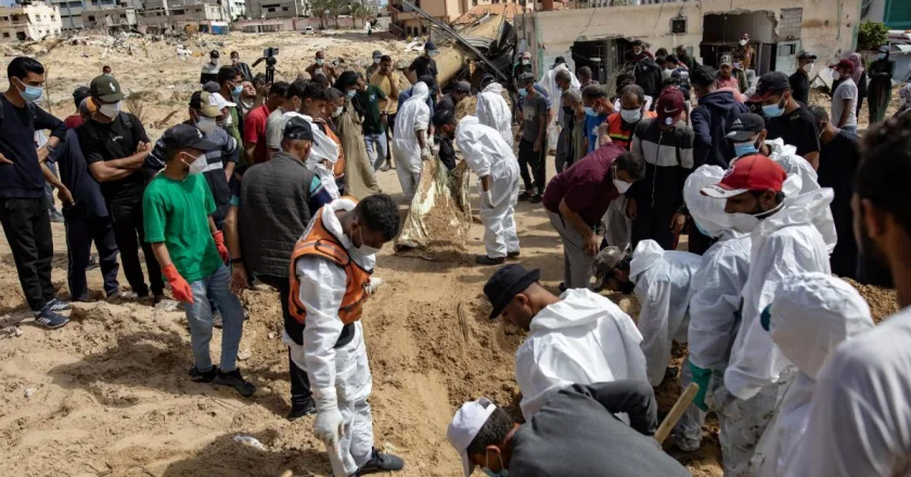 La UE pide una investigación independiente de las fosas comunes encontradas en Gaza