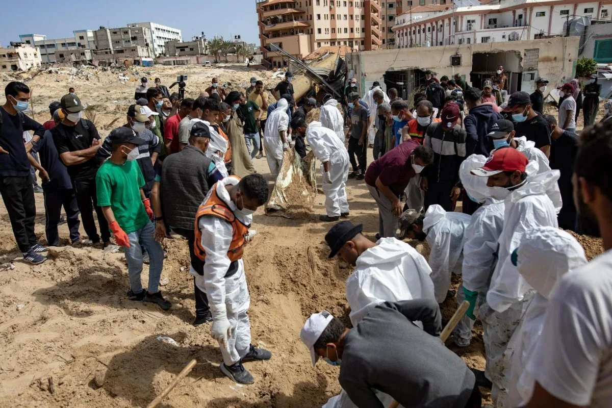 La UE pide una investigación independiente de las fosas comunes encontradas en Gaza