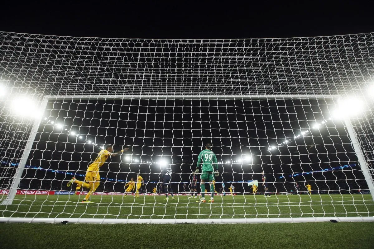 La UEFA hará un informe por el saludo nazi de aficionados del Barça en París