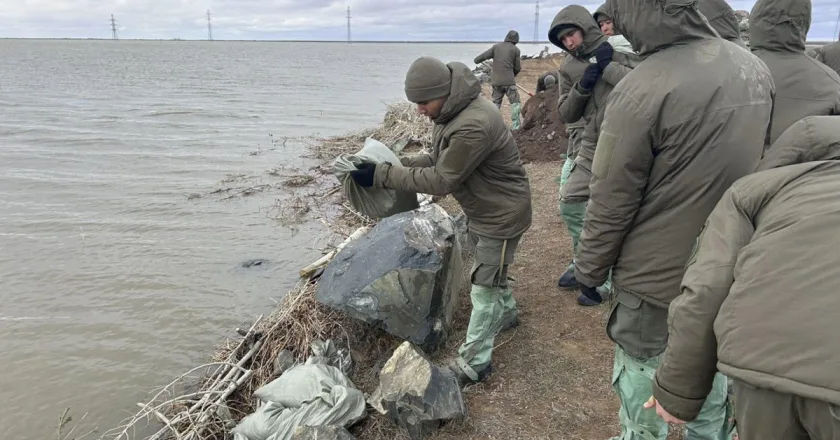 Las inundaciones se acercan a 20 kilómetros de la capital kazaja tras la rotura de un dique
