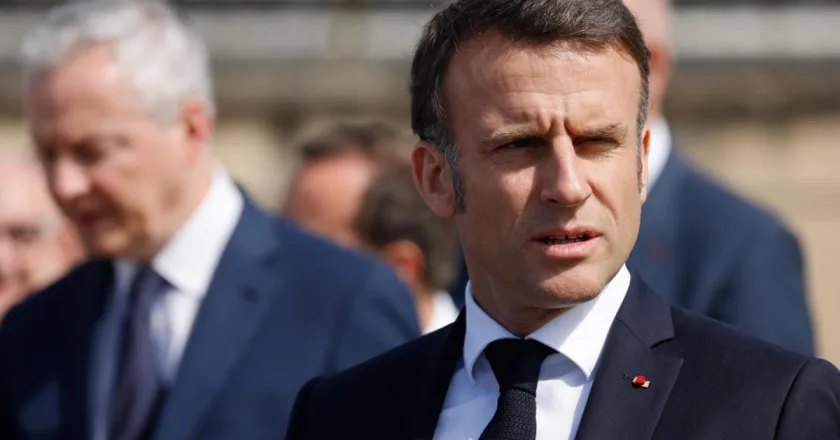 Macron celebra el retorno de la fabricación de pólvora en Francia