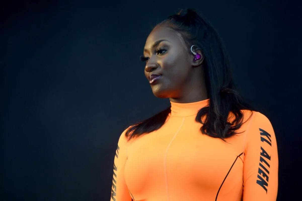 Macron condena las reacciones bastante racistas contra la cantante Aya Nakamura