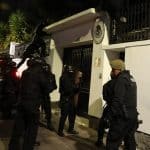 México acusa a Ecuador de cruzar líneas que no se deben cruzar por asalto a su embajada