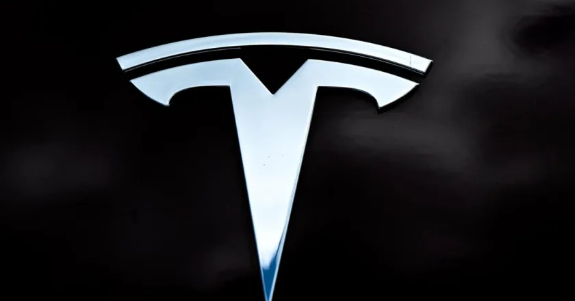 Tesla acuerda resolver demanda con familia de conductor fallecido en accidente en EE.UU.