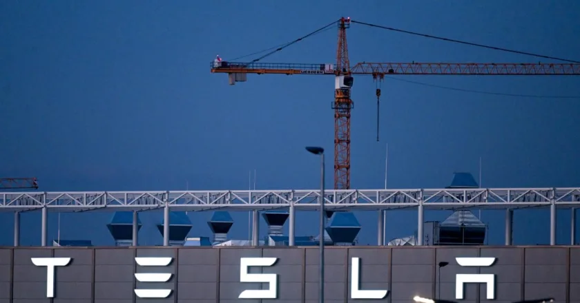 Tesla anuncia a sus empleados que reducirá su plantilla global más de un 10 %, según medios