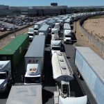 Texas vuelve a bloquear exportaciones mexicanas ante incremento en el flujo migratorio