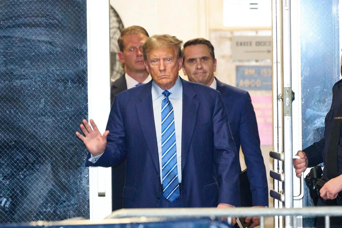 Trump se reúne con bodegueros latinos de Nueva York al salir del tribunal