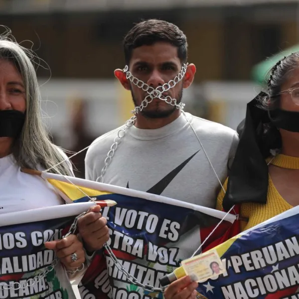 Venezolanos protestan ante su embajada en Lima por “obstáculos impuestos” para poder votar