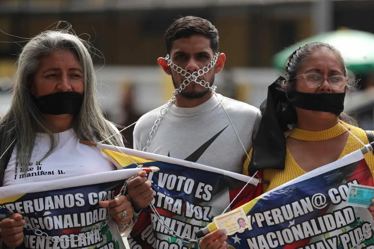 Venezolanos protestan ante su embajada en Lima por obstáculos impuestos para poder votar