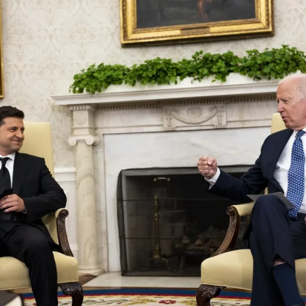 Zelenski habla con Biden del primer paquete de ayuda tras el voto positivo del Congreso