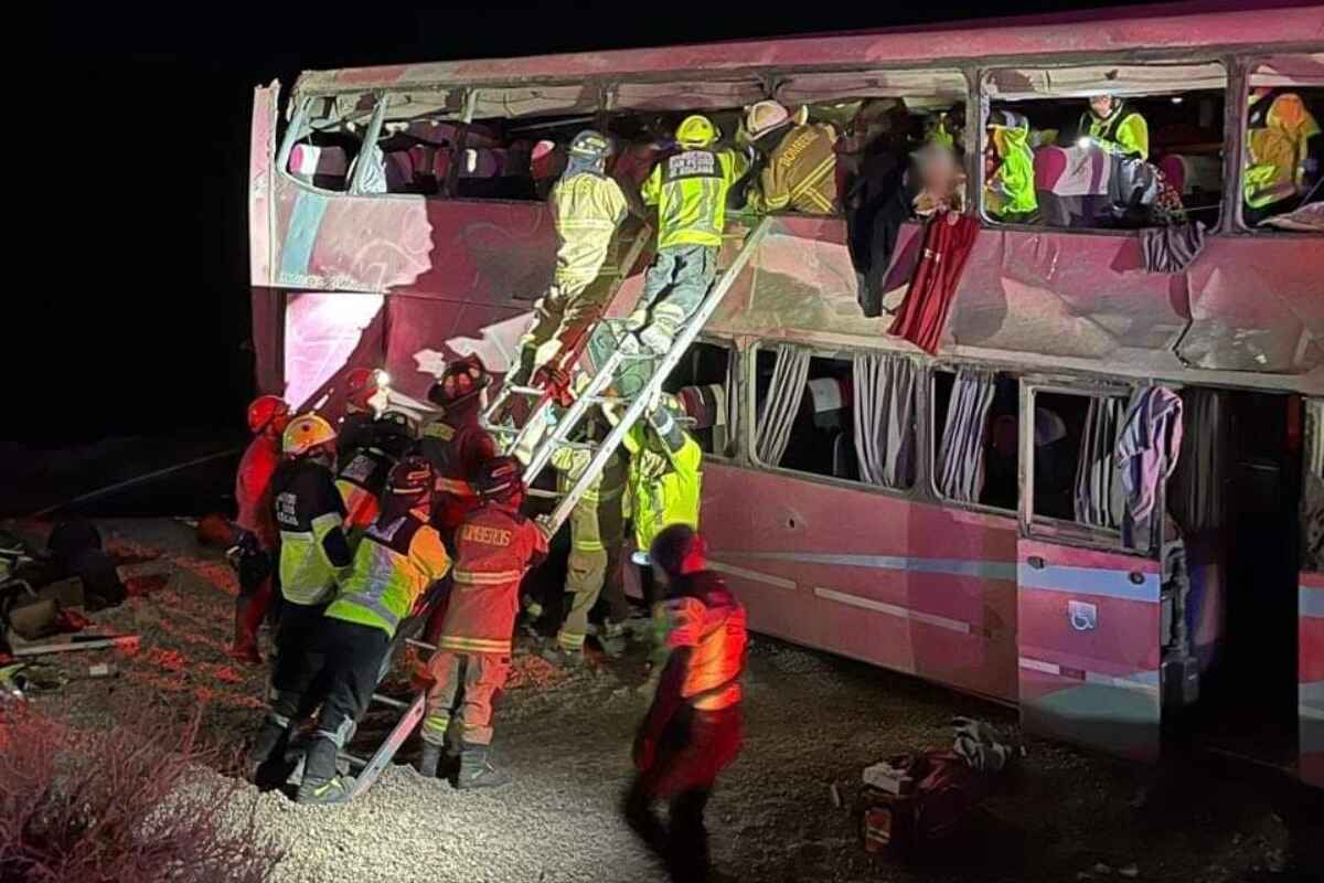 Investigan accidente de bus en Calama: Dos turistas brasileños pierden la vida y 40 resultan heridos