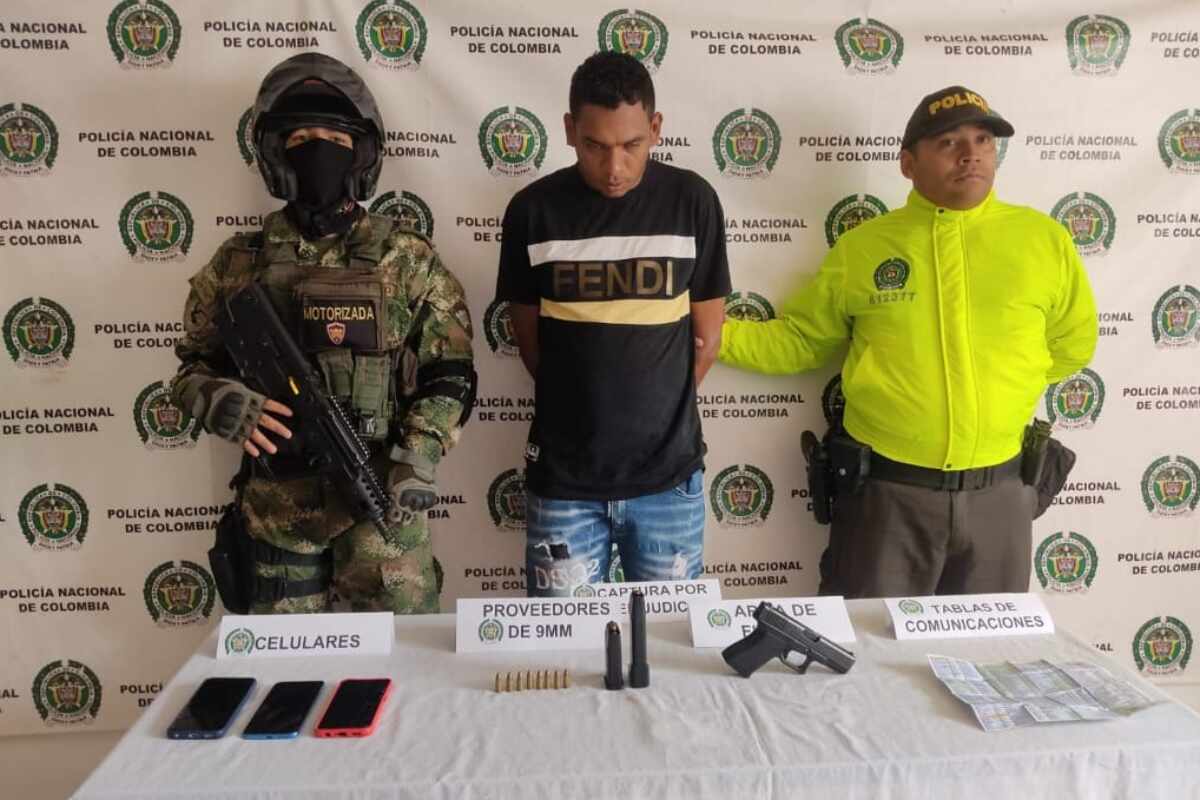 En un duro golpe al Clan del Golfo en Antioquia, las autoridades lograron la captura de Edison Arley Chancí García, alias 'Pantera' o 'Guerrillo', presunto cabecilla de la organización criminal en los municipios de San Pedro, Belmira y Entrerríos. Alias 'Pantera' era uno de los hombres más buscados en el departamento. Según las investigaciones, llevaba más de 10 años delinquiendo con el Clan del Golfo y era responsable de numerosos homicidios, secuestros, extorsiones y atentados contra la fuerza pública. La captura se logró en el marco de la Operación Agamenón, un operativo conjunto entre la Policía Nacional y el Ejército Nacional. En el desarrollo del mismo, las autoridades allanaron un inmueble en la zona rural de uno de los municipios donde delinquía alias 'Pantera' y lo encontraron en flagrancia. En el procedimiento también se incautó un arsenal de armas y municiones, así como dispositivos móviles y material de comunicación del Clan del Golfo. La captura de alias 'Pantera' es un duro golpe a la estructura criminal del Clan del Golfo en Antioquia. Se espera que este hecho contribuya a mejorar la seguridad en la región y a desarticular esta organización criminal que tanto daño ha causado a la sociedad colombiana. Las autoridades expresaron su satisfacción por la captura de este peligroso delincuente e invitaron a la comunidad a seguir denunciando cualquier actividad ilegal que observen.