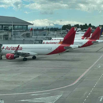 Federico Gutiérrez entre los pasajeros de vuelo de Avianca que casi choca en Bogotá