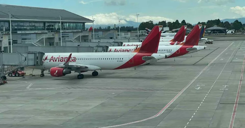 Federico Gutiérrez entre los pasajeros de vuelo de Avianca que casi choca en Bogotá