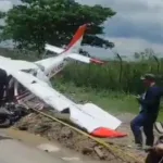 ¡Insólito accidente! Avioneta cae sobre motociclista en la vía Panamericana del Valle del Cauca