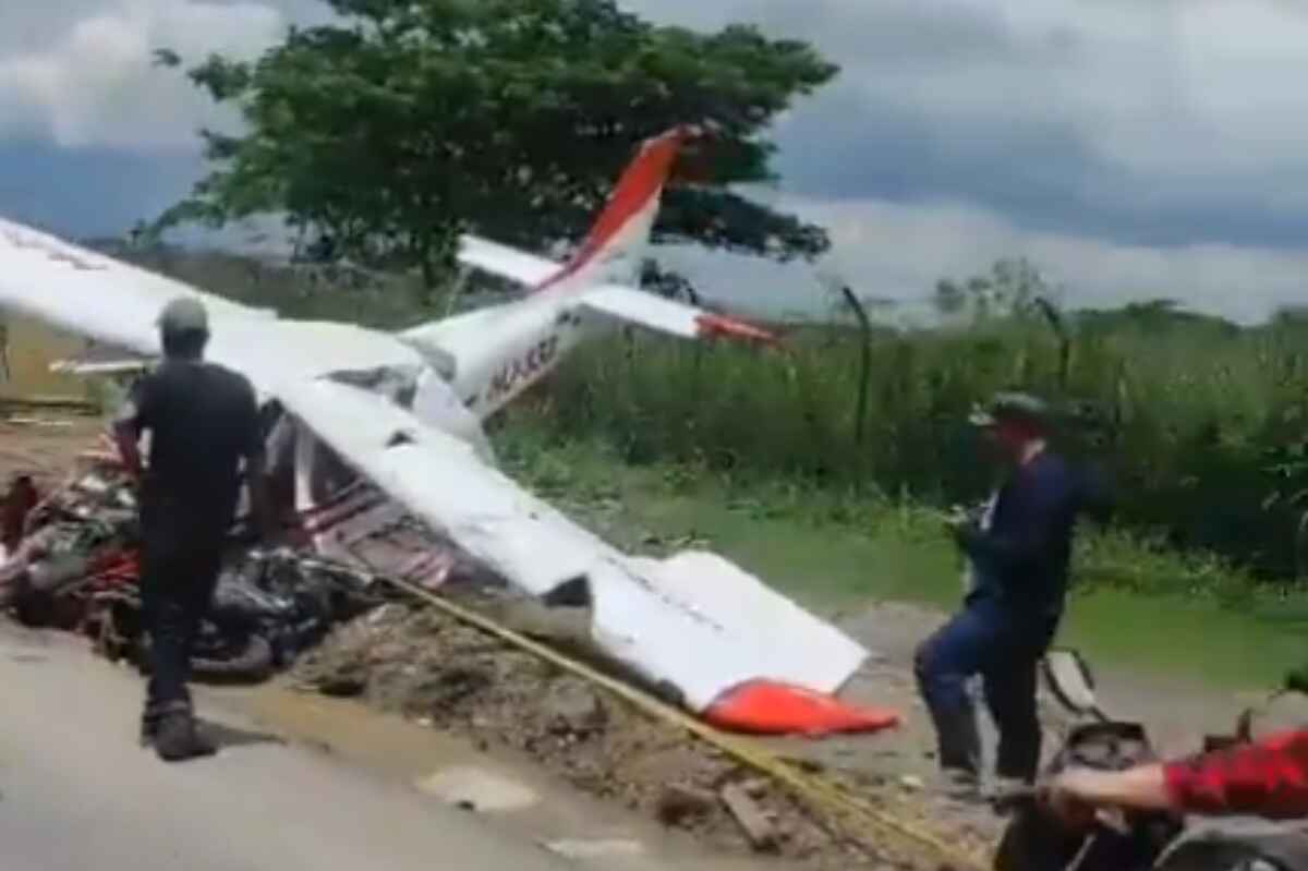 ¡Insólito accidente! Avioneta cae sobre motociclista en la vía Panamericana del Valle del Cauca