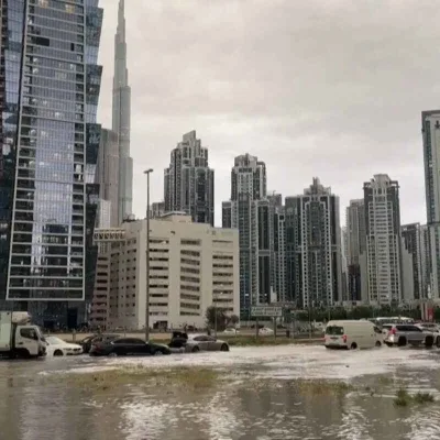 Lluvias Inusuales en Emiratos Árabes Unidos: Inundaciones Afectan Dubái y Aeropuertos