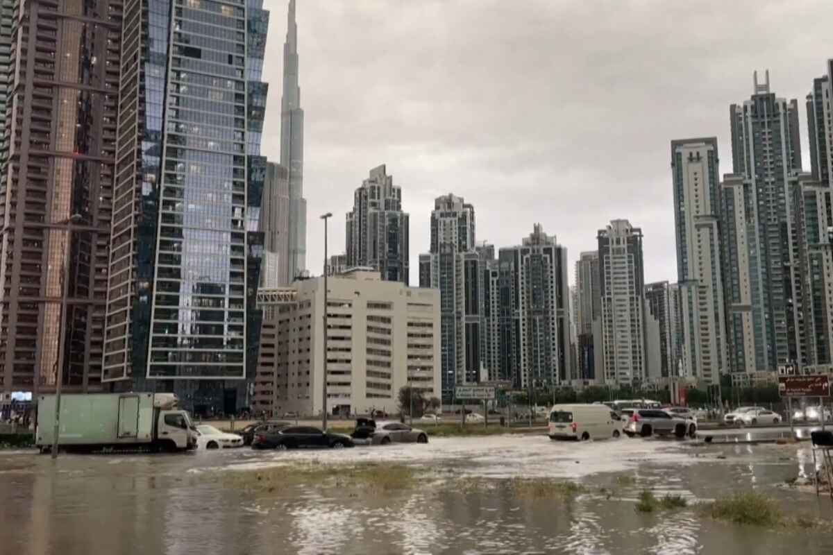 Lluvias Inusuales en Emiratos Árabes Unidos: Inundaciones Afectan Dubái y Aeropuertos
