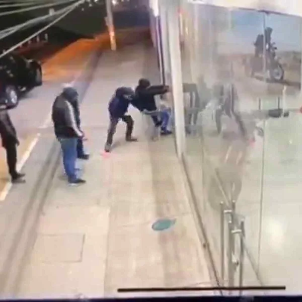 Delincuentes rompen vidrios y se llevan motocicletas en un robo cinematográfico en Mosquera