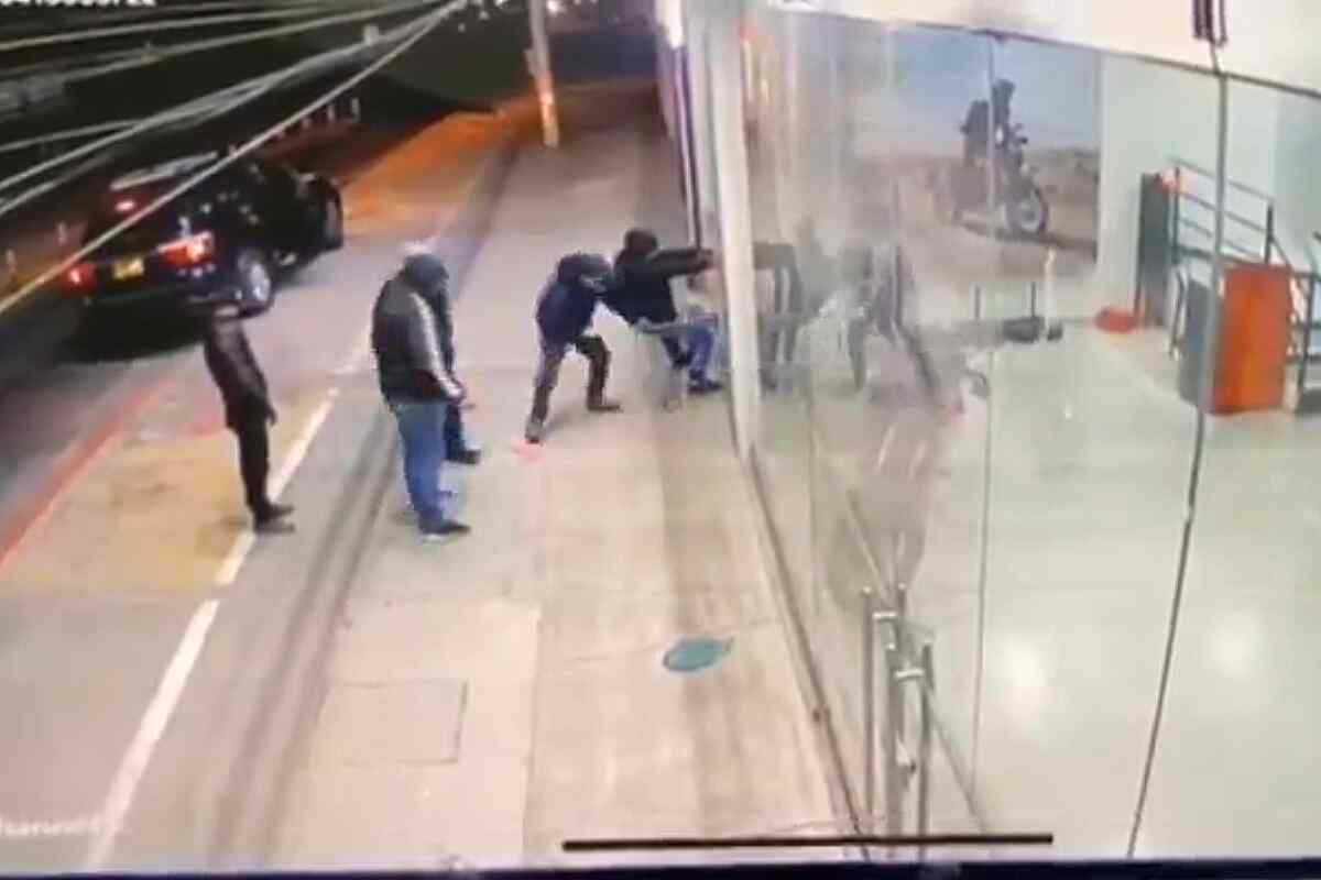Delincuentes rompen vidrios y se llevan motocicletas en un robo cinematográfico en Mosquera