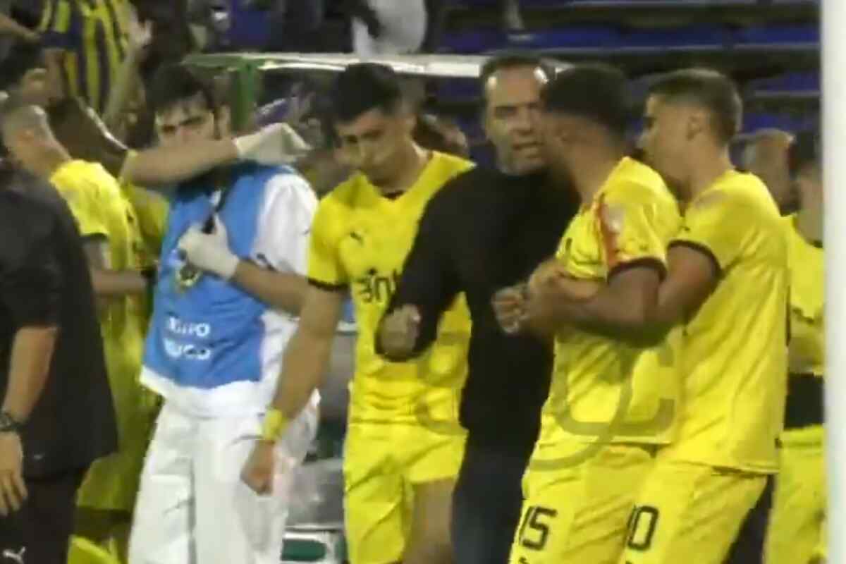Peñarol denuncia agresión a Maxi Olivera por parte de un hincha de Rosario Central en partido por la primera fecha de la Copa Libertadores