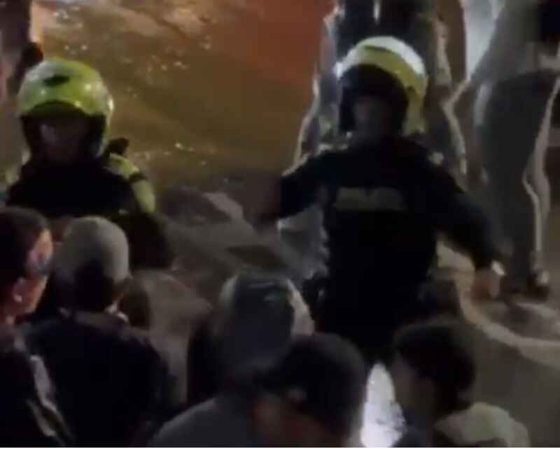 Capturan a hombre armado en velorio de pandillero y se desata asonada contra la policía en el barrio Pachelly, en Bello