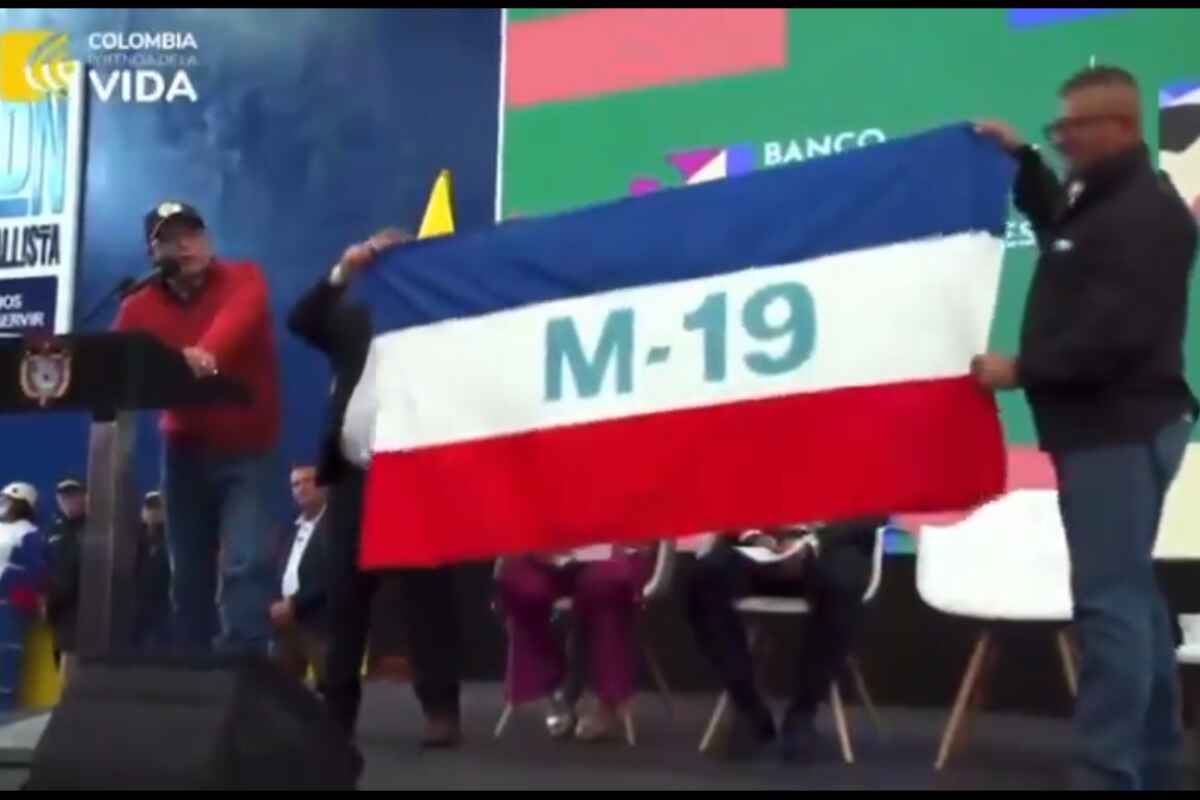 Petro sorprende al lucir bandera del M-19 en un evento en Zipaquirá