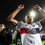 Mbappé y Dembélé Salvan al PSG tras Expulsión de Araújo y Eliminan al Barcelona de la Champions League