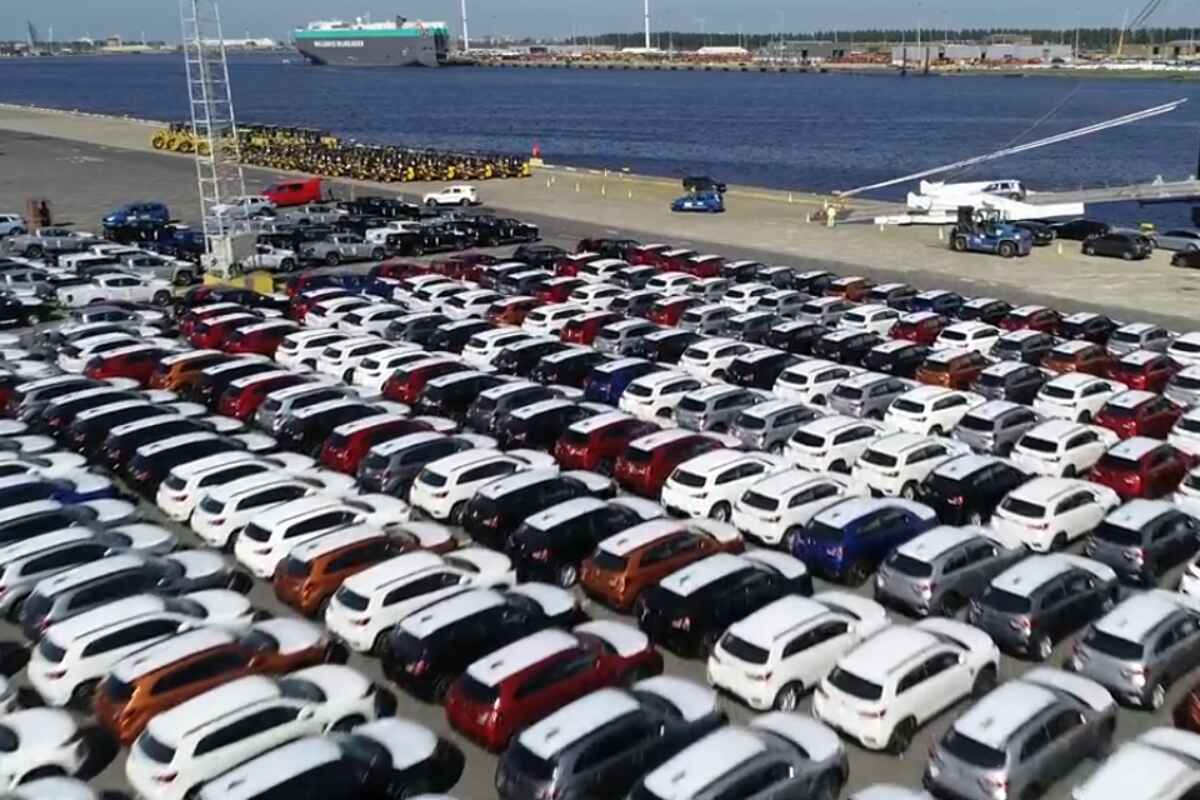 Autos chinos invaden puertos europeos sin destino final