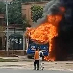 ¡Violencia en Bogotá! Encapuchados incendian bus del Sitp frente a Universidad Distrital