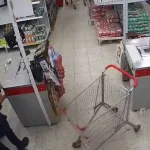 Cajera de D1 en Cajamarca lucha contra ladrón armado con un cuchillo gigante