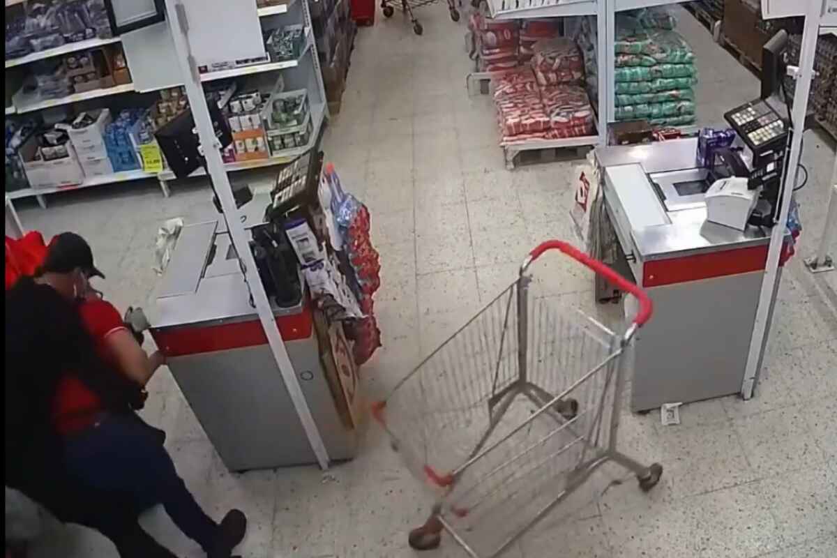 Cajera de D1 en Cajamarca lucha contra ladrón armado con un cuchillo gigante