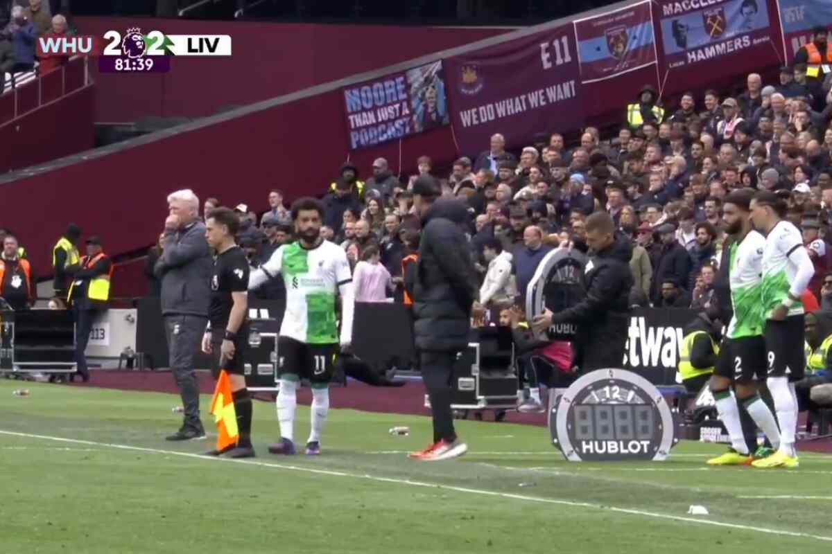 ¿Se rompe la relación? Klopp y Salah protagonizan una tensa escena en la línea de banda en partido Liverpool vs West Ham