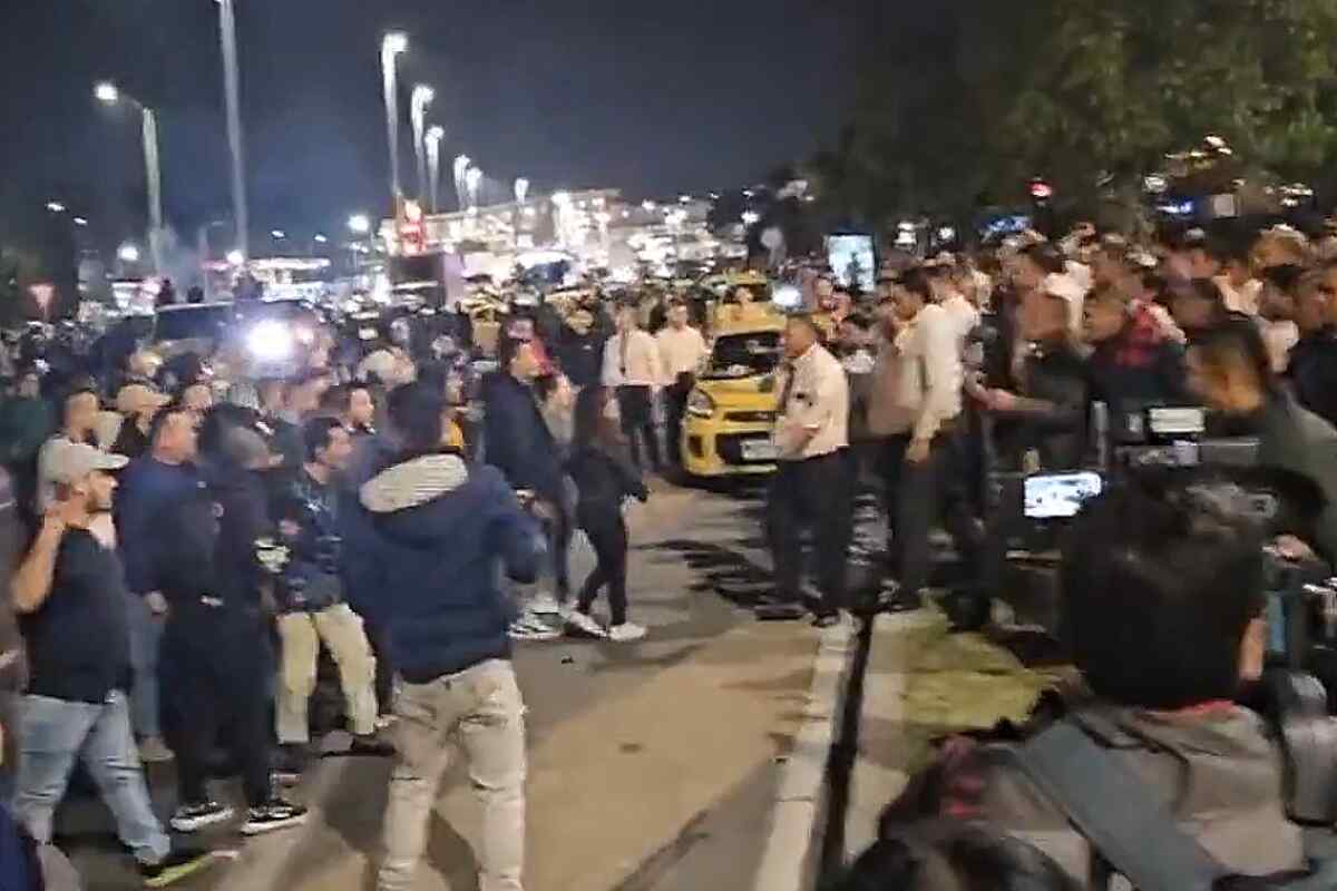 Pasajeros Varados: Taxistas Protestan contra Plataformas Digitales y Bloquean Calle 26 de Bogotá