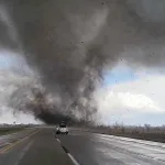 Violentos tornados azotan Nebraska y Texas: 3 heridos y edificios colapsados