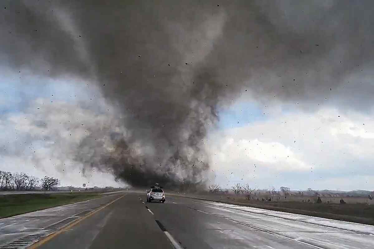 Violentos tornados azotan Nebraska y Texas: 3 heridos y edificios colapsados