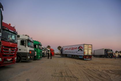 Miles de camiones de alimentos quedan varados en Egipto tras el cierre de cruce de Rafah