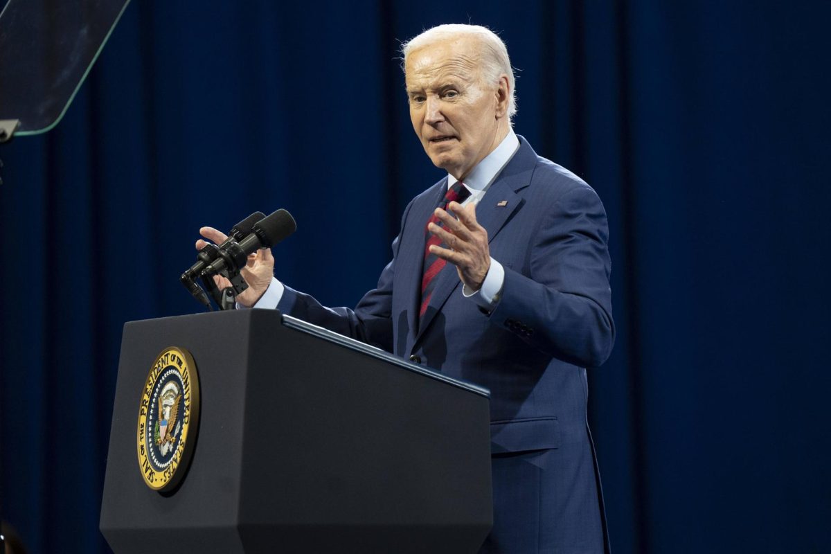 Biden se reúne con familiares de los policías muertos en un tiroteo en Carolina del Norte - Biden acusa a China de “hacer trampas” al anunciar nuevos aranceles a productos chinos