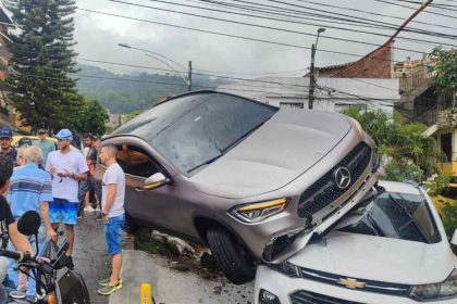 Conductora de Mercedes Benz relata cómo perdió el control y terminó encima de otro carro en Manrique en Medellín