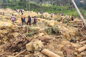 Continúan labores de rescate por el alud en Papúa sin esperanzas de hallar supervivientes