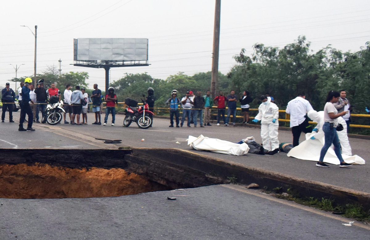 Cuatro muertos y cuatro heridos por la caída de la calzada de un puente en Barranquilla