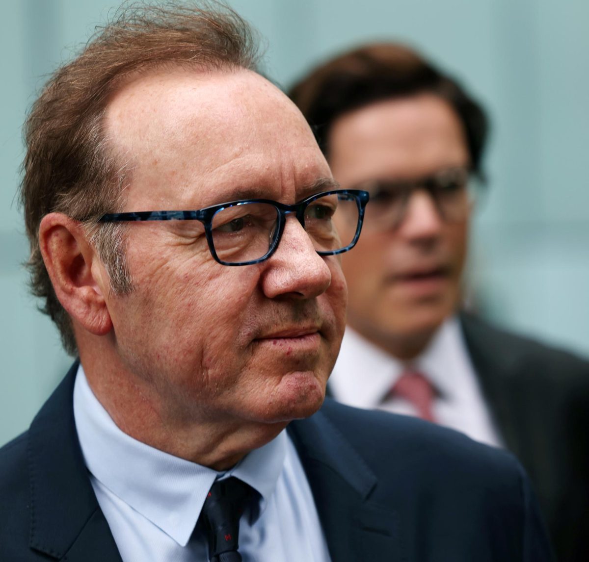 El actor Kevin Spacey, absuelto en 2023 en el Reino Unido de una serie de delitos sexuales, ha negado nuevas acusaciones de comportamiento inapropiado con hombres que aparecen en un documental que emitirá el Canal 4 de la televisión británica. El actor dijo en una entrevista con el antiguo presentador del canal GB News Dan Wootton, de la que se hacen eco este sábado los medios, que no se quedará callado ante nuevas críticas, antes de que el documental sea difundido en dos partes el 6 y 7 de mayo. El documental, titulado 'Spacey Unmasked' (Spacey desenmascarado), presenta testimonios de hombres sobre eventos que dicen que tuvieron lugar entre 1976 y 2013, y se relacionan con lo que describen como comportamiento sexual no deseado de Spacey, informan los medios. El año pasado, el actor estadounidense fue absuelto de una serie de delitos sexuales alegados por cuatro hombres entre 2001 y 2013 tras un juicio en Londres, y también ganó una demanda civil en Estados Unidos en octubre de 2022, tras ser acusado de una insinuación sexual no deseada en una fiesta en 1986. "Asumo toda la responsabilidad por mi comportamiento pasado y mis acciones, pero no puedo ni aceptaré la responsabilidad ni me disculparé con nadie que haya inventado cosas sobre mí o haya exagerado historias sobre mí", dijo Spacey, de 64 años, a Wootton, presentador que ha lanzado una plataforma independiente 'danwoottonoutspoken'. "Nunca le he dicho a alguien que si me hace favores sexuales, le ayudaré en su carrera, nunca. Claramente me he relacionado con algunos hombres que pensaban que podrían avanzar en sus carreras si tenían una relación conmigo. Pero no hubo ninguna conversación conmigo, todo era parte de su plan, un plan que siempre estuvo destinado al fracaso, porque yo no estaba involucrado en el trato", afirmó. Durante la entrevista, Spacey negó las acusaciones de cualquier comportamiento ilegal y también hizo referencia al progreso de las carreras de otros hombres. "¿Hubo momentos en los que coqueteaba con algunas de las personas que participaban en esos programas y que tenían veintitantos años? Sí'', ¿Alguna vez me relacioné con otro actor? Sí. ¿Le hice una insinuación torpe a alguien que, como resultó después, no estaba interesado? Sí. Pero no los estaba empleando, no era su jefe, a menudo simplemente nadaba durante una hora aquí o allá como un actor conocido para brindarles apoyo... para responder preguntas", dijo. "No fue ilegal, y nunca se ha afirmado que haya sido ilegal", agregó. Spacey admitió que ha tenido dificultades para volver a trabajar después de ser absuelto de todos los cargos penales y describió su experiencia como una "condena perpetua". El jueves, el actor afirmó que había "solicitado repetidamente" que el Canal 4 le diera más de siete días para responder a las acusaciones hechas sobre él en su documental pero que la emisora se negó.