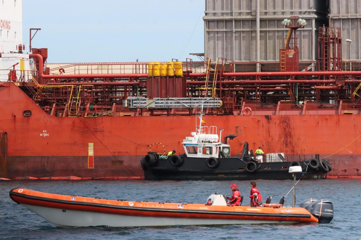 El buque turco vertió más de 27 toneladas de fuel en el puerto de Ceuta (España)