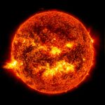El campo magnético del Sol se genera ‘solo’ unos 30.000 kilómetros por debajo de su superficie, un descubrimiento que puede ayudar a comprender mejor los procesos dinámicos de la estrella y a predecir con mayor exactitud las potentes tormentas solares. Un estudio que publica Nature encabezado por la Universidad de Edimburgo (Reino Unido) y con participación, entre otros, del Instituto Tecnológico de Massachusetts (EE.UU.), realizó modelos con una serie de complejos cálculos en un superordenador de la NASA. El hallazgo que sitúa posiblemente el origen del campo magnético a unos 30.000 kilómetros bajo la superficie contradice teorías anteriores que sugieren que el fenómeno tiene orígenes profundos, comenzando a más de 200.000 kilómetros. Ese inicio tan cercano a la superficie de nuestra estrella podría ser el origen de las manchas y llamaradas solares, que se generan internamente mediante un proceso denominado acción de dinamo. Aunque las fuertes tormentas solares, como las registradas este mes, pueden dejar impresionantes auroras polares, también son causa de daños en los satélites, las redes eléctricas, las comunicaciones por radio o los sistemas de posicionamiento. El equipo generó un modelo preciso de la superficie solar y descubrió que cuando simulaban ciertas perturbaciones o cambios en el flujo de plasma (gas ionizado) dentro del 5 a 10 por ciento superior del Sol, esos cambios superficiales eran suficientes para generar patrones de campo magnético realistas. Sin embargo, las simulaciones que tenían en cuenta las capas más profundas de nuestra estrella dieron como resultado una actividad solar menos realista. Mejorar las predicciones de las tormentas solares A lo largo de los años, los astrónomos han avanzado mucho en la comprensión de los orígenes de la dinamo solar -el proceso físico que genera el campo magnético-, pero siguen existiendo limitaciones. En el actual estudio, el equipo desarrolló nuevas simulaciones numéricas de última generación para modelizar el campo magnético solar que tiene en cuenta las oscilaciones de torsión, un patrón cíclico del flujo de gas y plasma dentro y alrededor del Sol. Dado que el Sol no es sólido como la Tierra y la Luna no gira como un solo cuerpo. Su rotación varía con la latitud y al igual que el ciclo magnético solar de 11 años, las oscilaciones de torsión también experimentan un ciclo de ese mismo periodo. El modelo también explica cómo las manchas solares siguen los patrones de la actividad magnética del Sol, otro detalle que falta en la teoría del origen profundo. Con una mayor comprensión de la dinamo solar, los investigadores esperan mejorar las predicciones de las tormentas solares, a lo que puede ayudar también que el campo magnético se genere en las capas más externas del Sol. "Sabemos que la dinamo actúa como un reloj gigante con muchas piezas complejas que interactúan", pero aún faltan algunas por conocer y otras no se sabe cómo encajan entre sí, aunque esta nueva idea es “esencial” para comprenderla y predecirla, dijo el primer autor del estudio, Geoffrey Vasil, de la Universidad de Edimburgo.