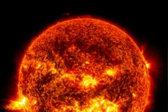 El campo magnético del Sol se genera ‘solo’ unos 30.000 kilómetros por debajo de su superficie, un descubrimiento que puede ayudar a comprender mejor los procesos dinámicos de la estrella y a predecir con mayor exactitud las potentes tormentas solares. Un estudio que publica Nature encabezado por la Universidad de Edimburgo (Reino Unido) y con participación, entre otros, del Instituto Tecnológico de Massachusetts (EE.UU.), realizó modelos con una serie de complejos cálculos en un superordenador de la NASA. El hallazgo que sitúa posiblemente el origen del campo magnético a unos 30.000 kilómetros bajo la superficie contradice teorías anteriores que sugieren que el fenómeno tiene orígenes profundos, comenzando a más de 200.000 kilómetros. Ese inicio tan cercano a la superficie de nuestra estrella podría ser el origen de las manchas y llamaradas solares, que se generan internamente mediante un proceso denominado acción de dinamo. Aunque las fuertes tormentas solares, como las registradas este mes, pueden dejar impresionantes auroras polares, también son causa de daños en los satélites, las redes eléctricas, las comunicaciones por radio o los sistemas de posicionamiento. El equipo generó un modelo preciso de la superficie solar y descubrió que cuando simulaban ciertas perturbaciones o cambios en el flujo de plasma (gas ionizado) dentro del 5 a 10 por ciento superior del Sol, esos cambios superficiales eran suficientes para generar patrones de campo magnético realistas. Sin embargo, las simulaciones que tenían en cuenta las capas más profundas de nuestra estrella dieron como resultado una actividad solar menos realista. Mejorar las predicciones de las tormentas solares A lo largo de los años, los astrónomos han avanzado mucho en la comprensión de los orígenes de la dinamo solar -el proceso físico que genera el campo magnético-, pero siguen existiendo limitaciones. En el actual estudio, el equipo desarrolló nuevas simulaciones numéricas de última generación para modelizar el campo magnético solar que tiene en cuenta las oscilaciones de torsión, un patrón cíclico del flujo de gas y plasma dentro y alrededor del Sol. Dado que el Sol no es sólido como la Tierra y la Luna no gira como un solo cuerpo. Su rotación varía con la latitud y al igual que el ciclo magnético solar de 11 años, las oscilaciones de torsión también experimentan un ciclo de ese mismo periodo. El modelo también explica cómo las manchas solares siguen los patrones de la actividad magnética del Sol, otro detalle que falta en la teoría del origen profundo. Con una mayor comprensión de la dinamo solar, los investigadores esperan mejorar las predicciones de las tormentas solares, a lo que puede ayudar también que el campo magnético se genere en las capas más externas del Sol. "Sabemos que la dinamo actúa como un reloj gigante con muchas piezas complejas que interactúan", pero aún faltan algunas por conocer y otras no se sabe cómo encajan entre sí, aunque esta nueva idea es “esencial” para comprenderla y predecirla, dijo el primer autor del estudio, Geoffrey Vasil, de la Universidad de Edimburgo.