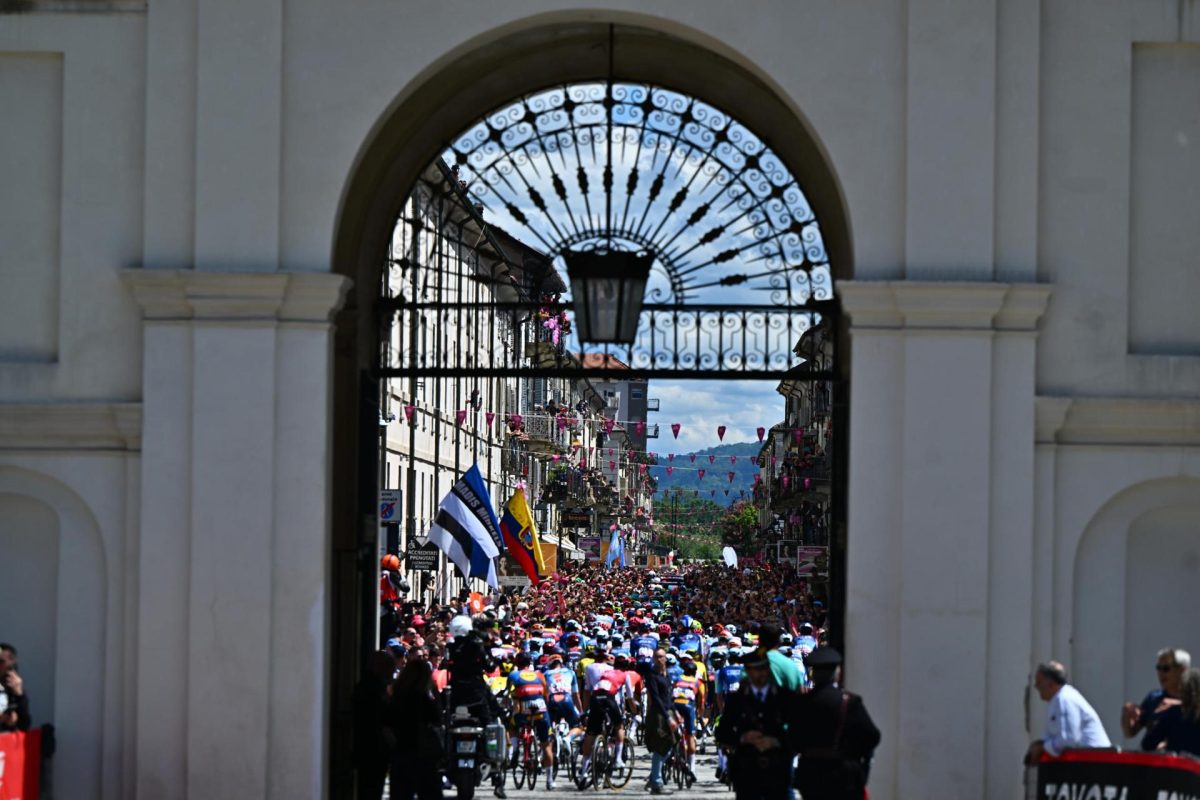 El ecuatoriano Narváez, heroico, gana la primera etapa y es el primer líder del Giro